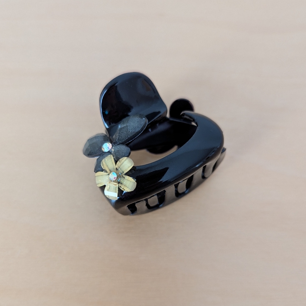 3 for $15🍒Like New Made in Korea black hair clip with floral crystals
